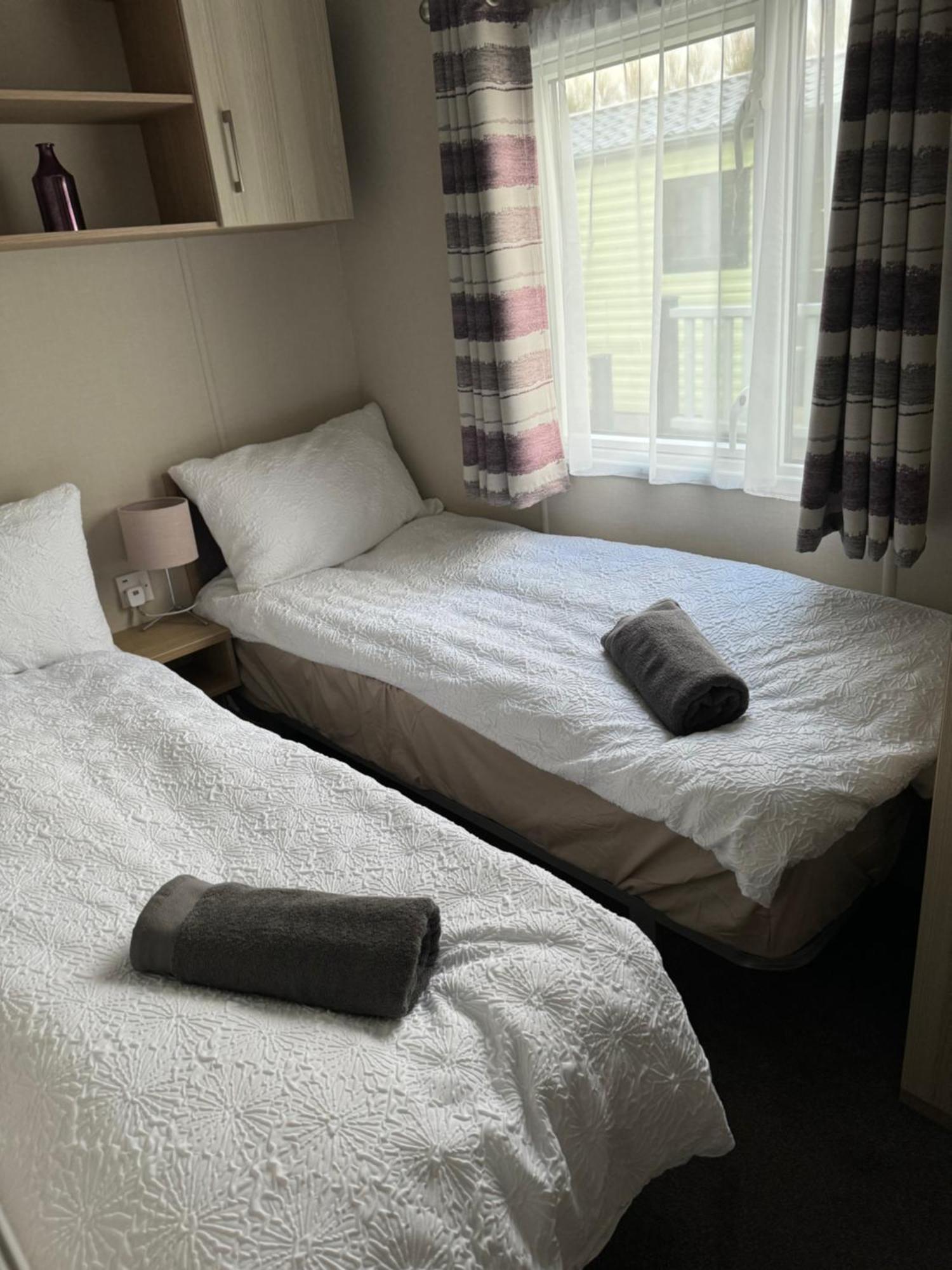 2 Bedroom Lakeview Lodge - Ensuite & Balcony Deck Carnforth Bagian luar foto