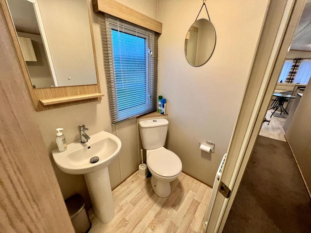 2 Bedroom Lakeview Lodge - Ensuite & Balcony Deck Carnforth Bagian luar foto