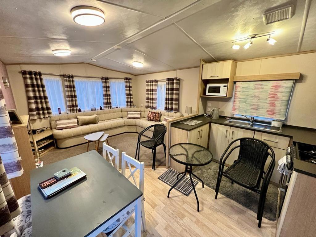 2 Bedroom Lakeview Lodge - Ensuite & Balcony Deck Carnforth Bagian luar foto