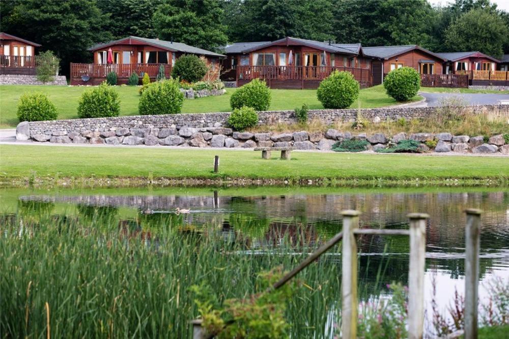 2 Bedroom Lakeview Lodge - Ensuite & Balcony Deck Carnforth Bagian luar foto