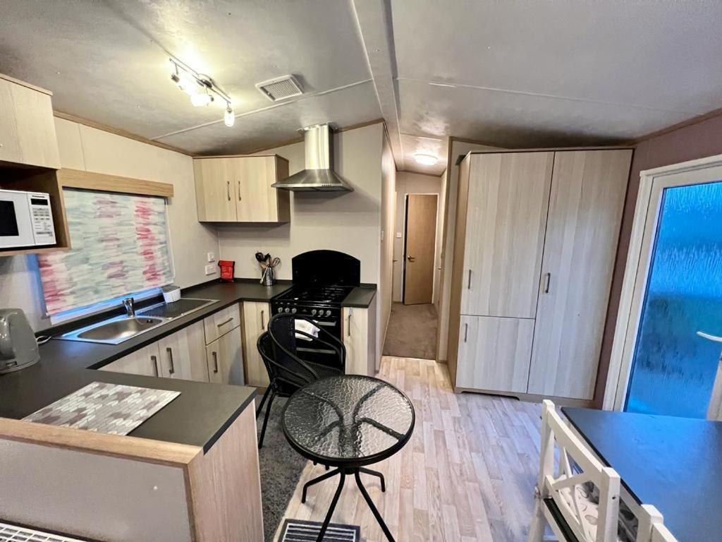 2 Bedroom Lakeview Lodge - Ensuite & Balcony Deck Carnforth Bagian luar foto