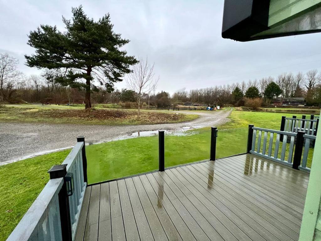 2 Bedroom Lakeview Lodge - Ensuite & Balcony Deck Carnforth Bagian luar foto